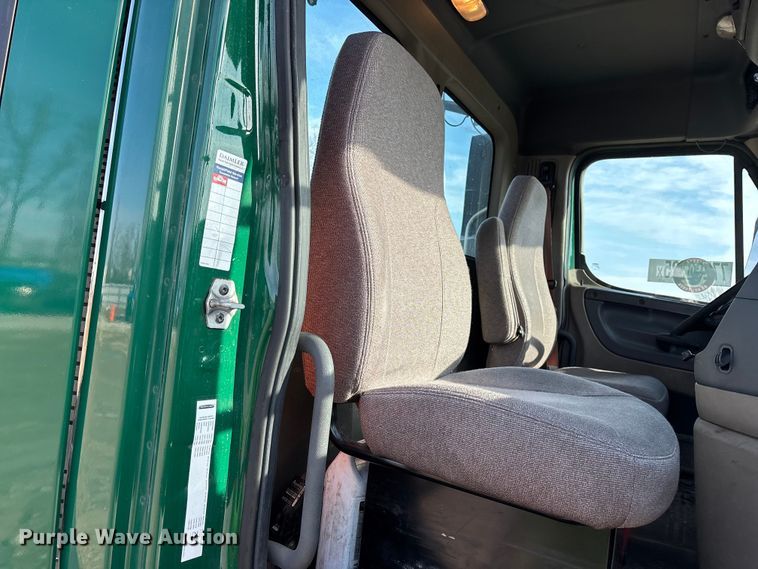 image for item YA2413 2017 Freightliner Cascadia 125 semi truck