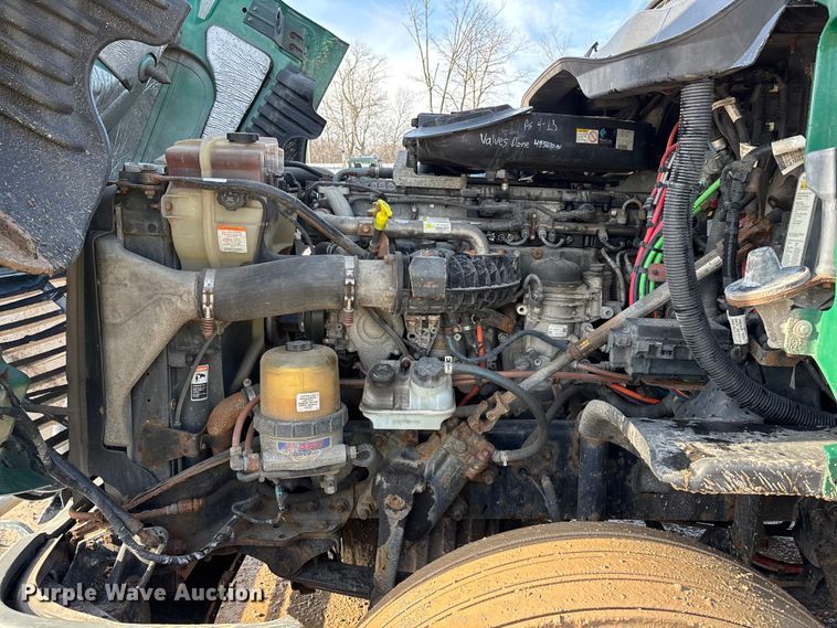 image for item YA2413 2017 Freightliner Cascadia 125 semi truck