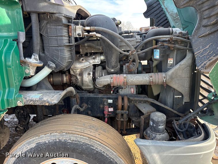 image for item YA2413 2017 Freightliner Cascadia 125 semi truck