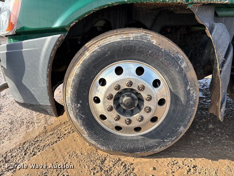 image for item YA2413 2017 Freightliner Cascadia 125 semi truck