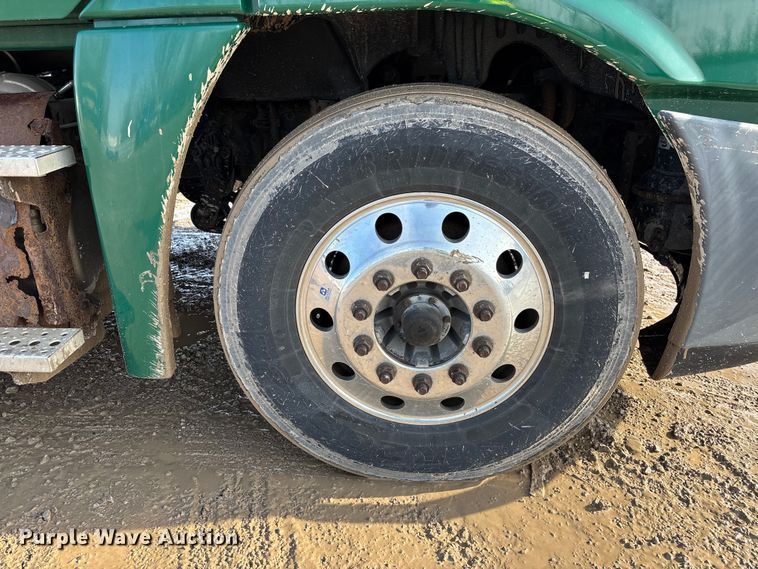 image for item YA2413 2017 Freightliner Cascadia 125 semi truck