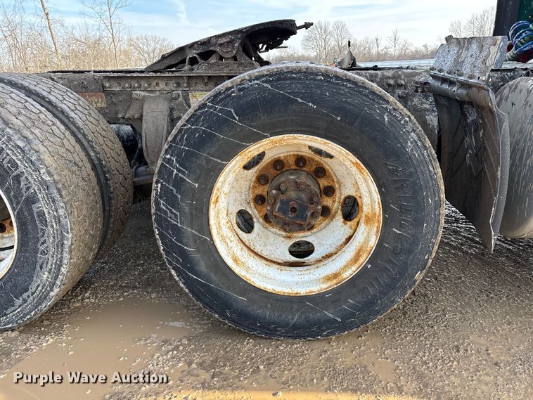 image for item YA2413 2017 Freightliner Cascadia 125 semi truck