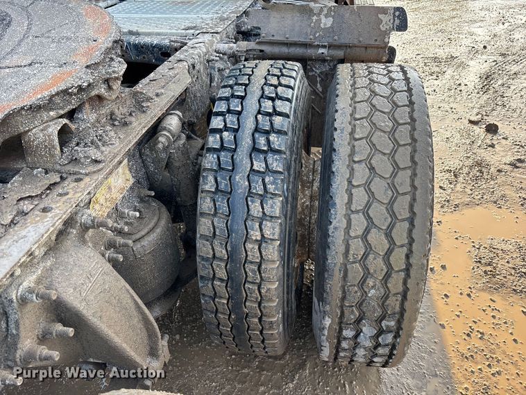 image for item YA2413 2017 Freightliner Cascadia 125 semi truck