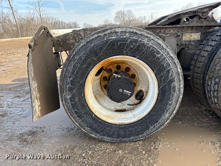 image for item YA2413 2017 Freightliner Cascadia 125 semi truck