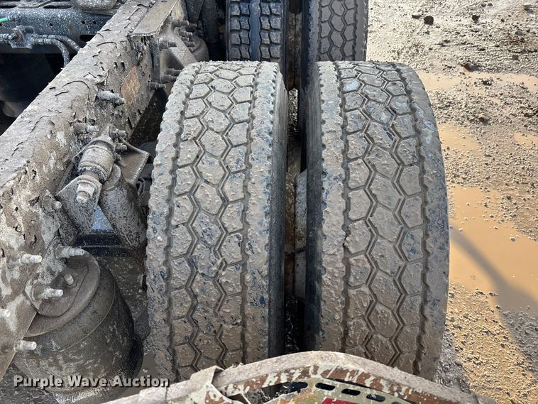 image for item YA2413 2017 Freightliner Cascadia 125 semi truck