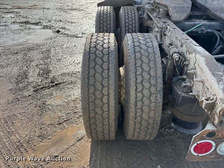 image for item YA2413 2017 Freightliner Cascadia 125 semi truck