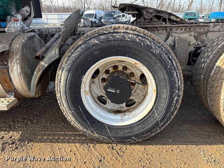 image for item YA2413 2017 Freightliner Cascadia 125 semi truck