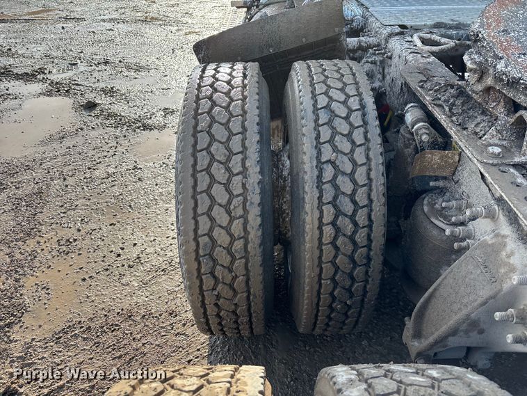 image for item YA2413 2017 Freightliner Cascadia 125 semi truck