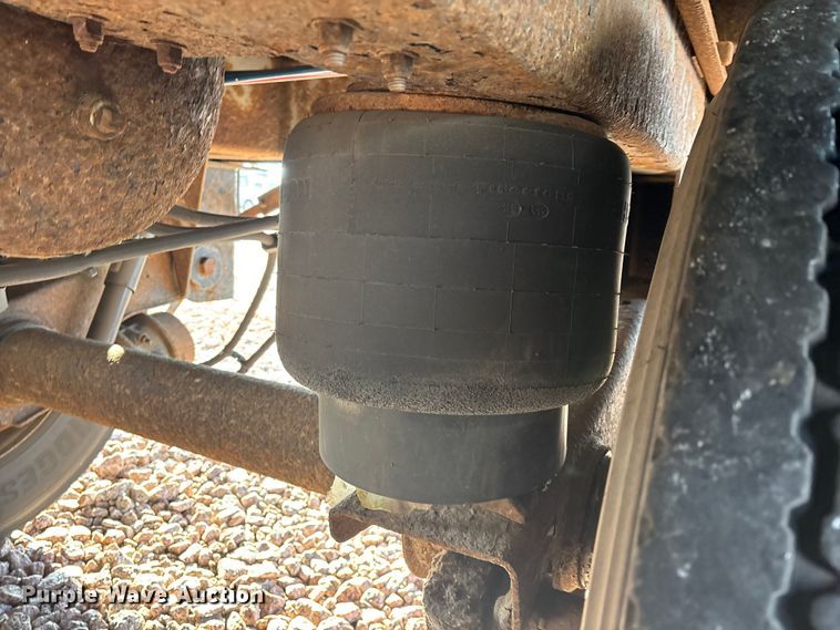 image for item YA2447 2004 Great Dane dry van trailer