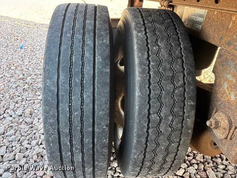 image for item YA2447 2004 Great Dane dry van trailer