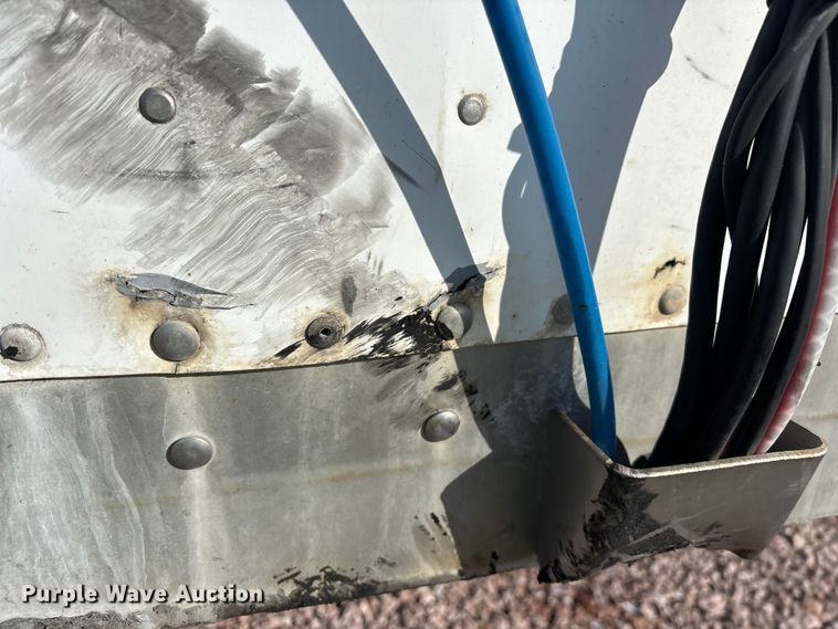 image for item YA2450 2006 Strick dry van trailer