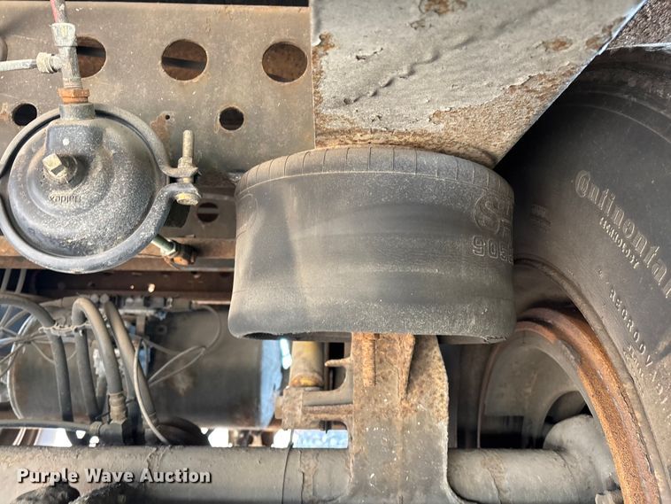 image for item YA2450 2006 Strick dry van trailer