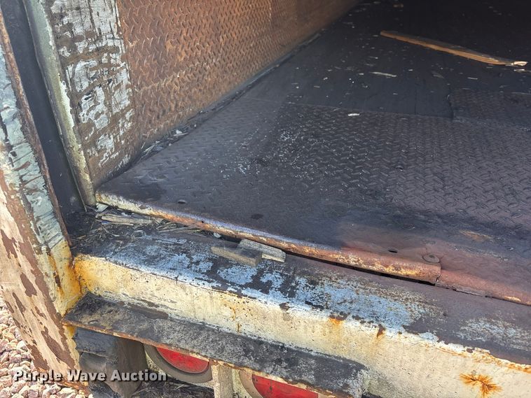 image for item YA2450 2006 Strick dry van trailer