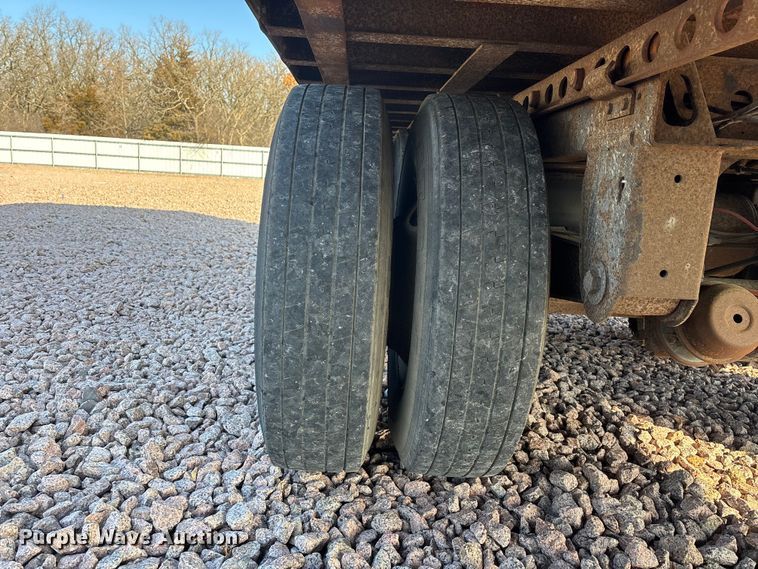 image for item YA2450 2006 Strick dry van trailer