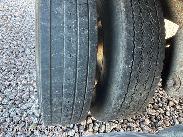 image for item YA2450 2006 Strick dry van trailer