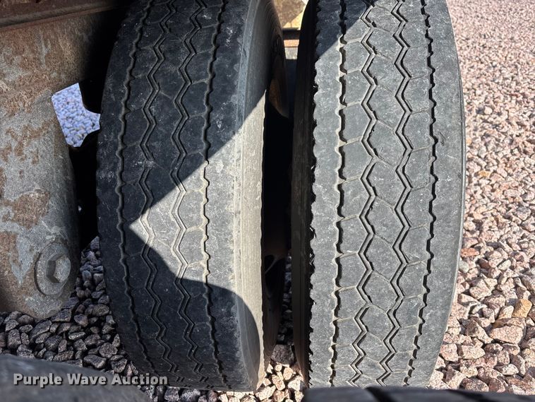 image for item YA2450 2006 Strick dry van trailer