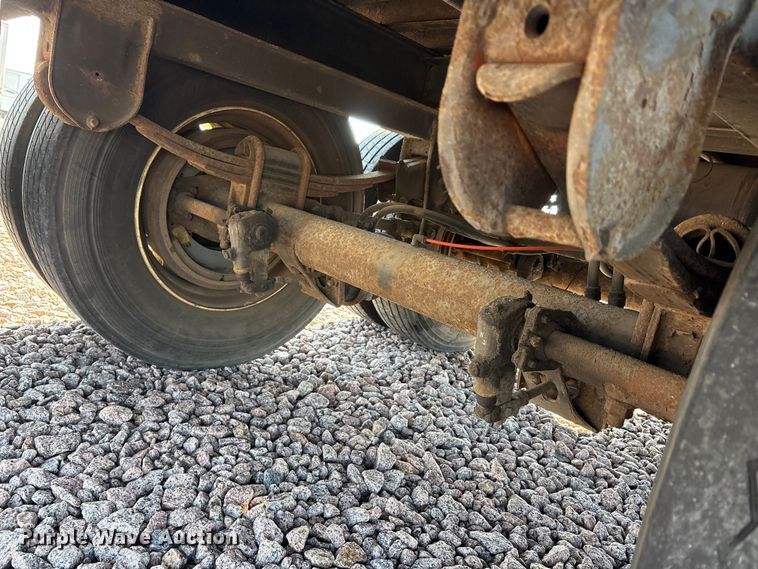 image for item YA2452 2013 Strick dry van trailer