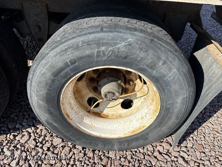 image for item YA2452 2013 Strick dry van trailer