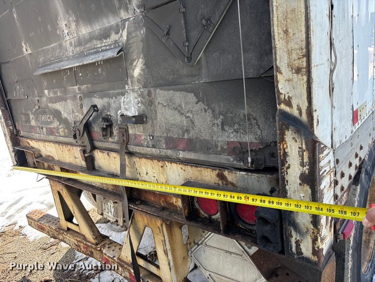 image for item YA2669 2006 Strick dry van trailer