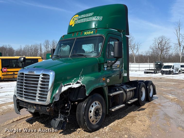 image for item YA2786 2017 Freightliner Cascadia 125 semi truck