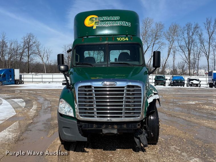 image for item YA2786 2017 Freightliner Cascadia 125 semi truck