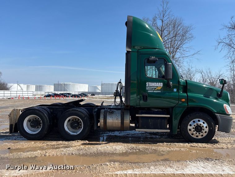 image for item YA2786 2017 Freightliner Cascadia 125 semi truck