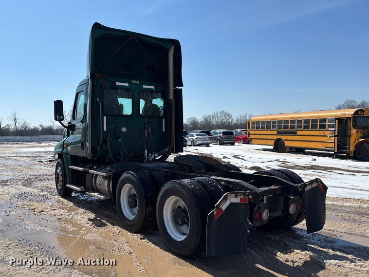 image for item YA2786 2017 Freightliner Cascadia 125 semi truck