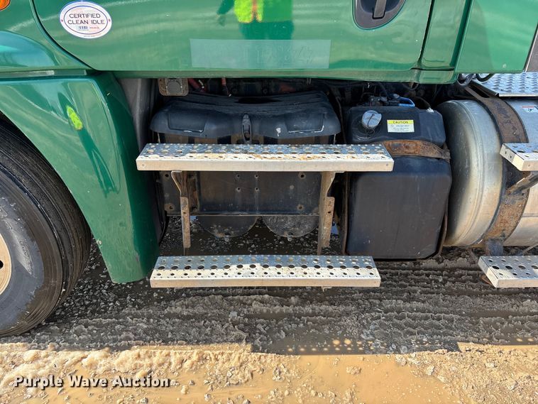 image for item YA2786 2017 Freightliner Cascadia 125 semi truck