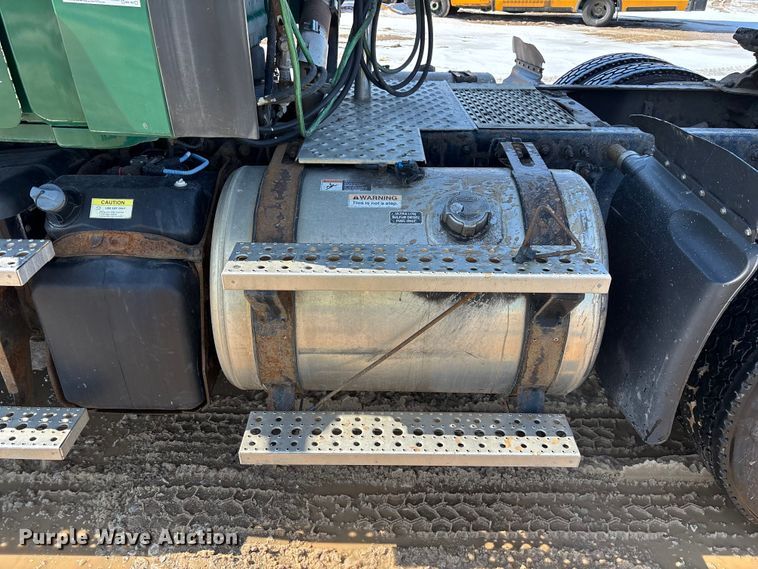 image for item YA2786 2017 Freightliner Cascadia 125 semi truck