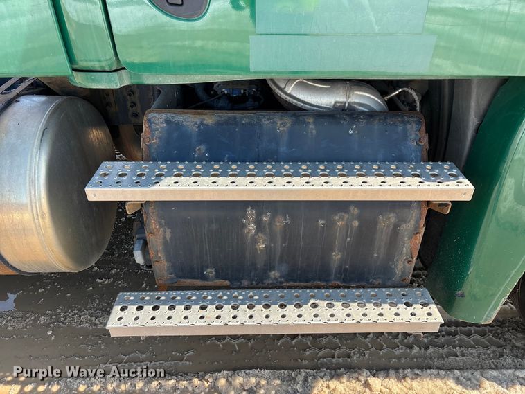 image for item YA2786 2017 Freightliner Cascadia 125 semi truck