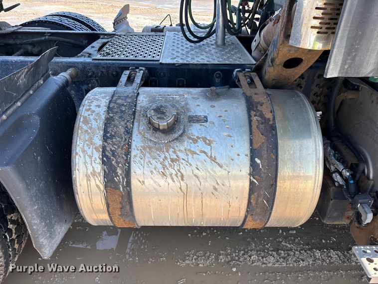 image for item YA2786 2017 Freightliner Cascadia 125 semi truck