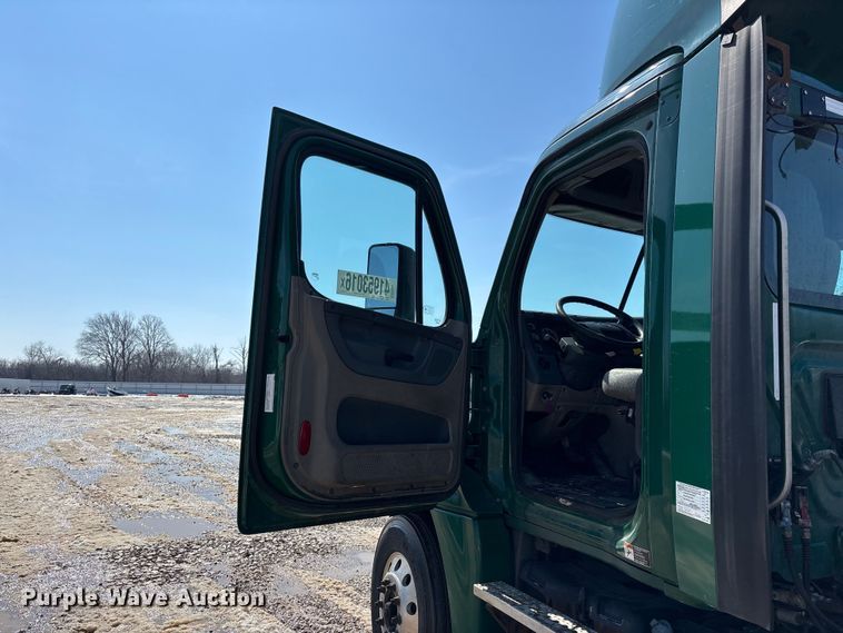 image for item YA2786 2017 Freightliner Cascadia 125 semi truck