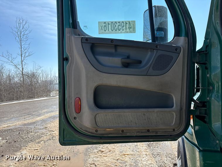 image for item YA2786 2017 Freightliner Cascadia 125 semi truck