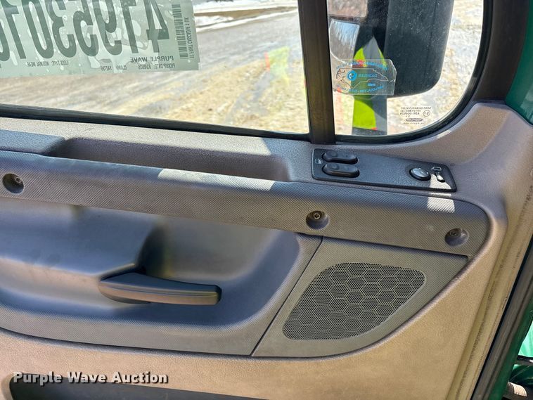 image for item YA2786 2017 Freightliner Cascadia 125 semi truck