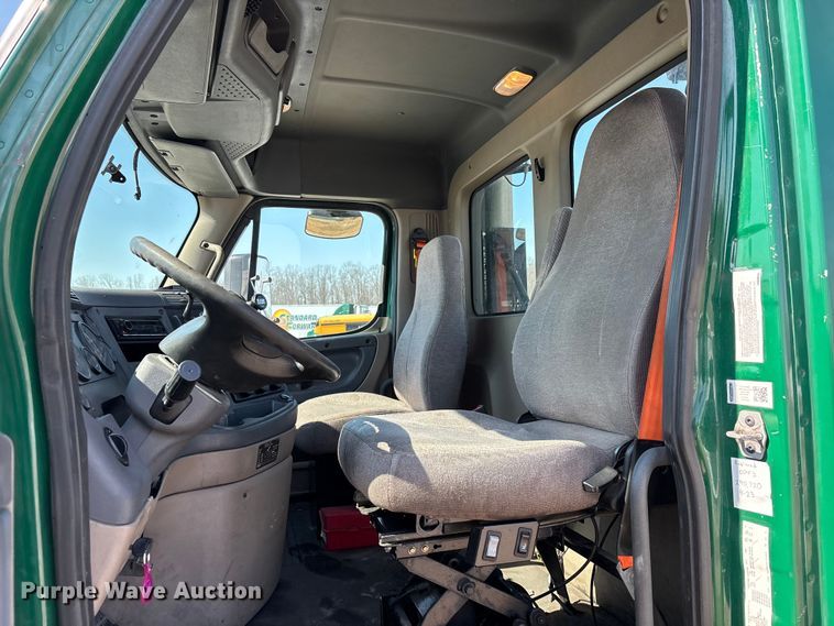 image for item YA2786 2017 Freightliner Cascadia 125 semi truck