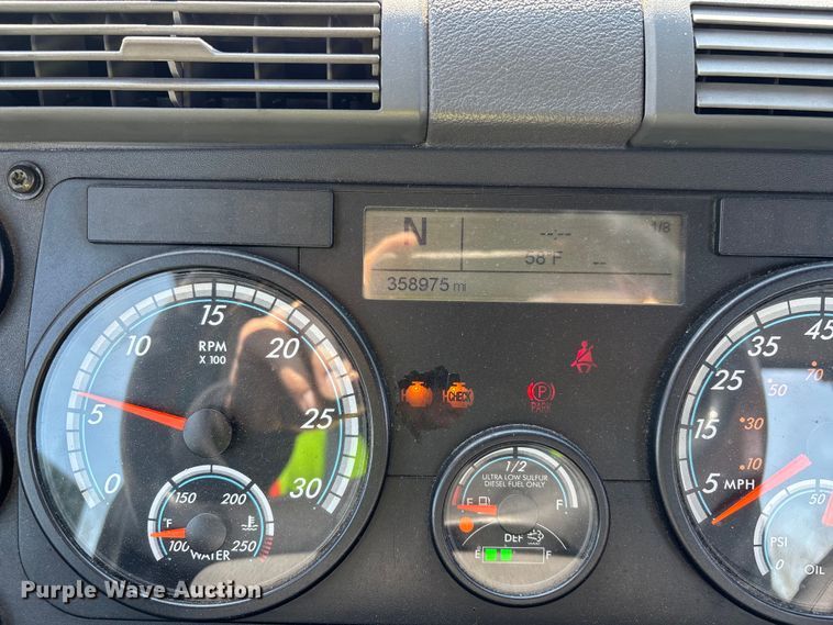 image for item YA2786 2017 Freightliner Cascadia 125 semi truck