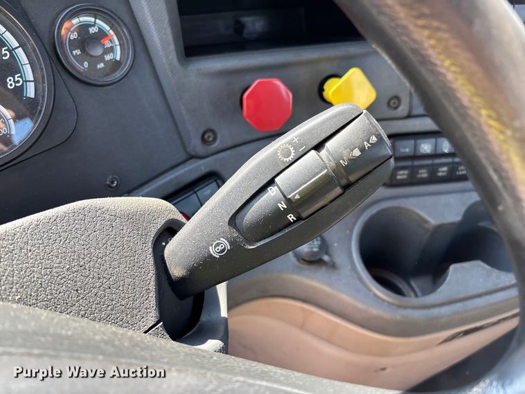 image for item YA2786 2017 Freightliner Cascadia 125 semi truck