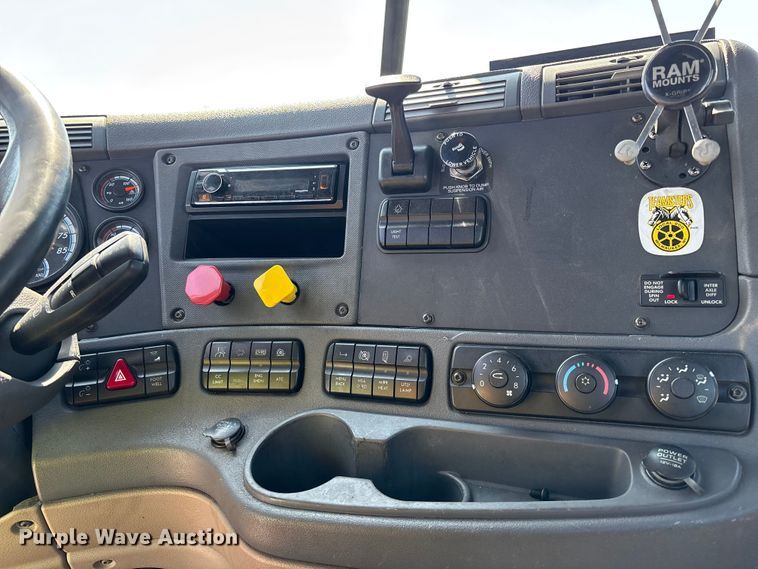 image for item YA2786 2017 Freightliner Cascadia 125 semi truck