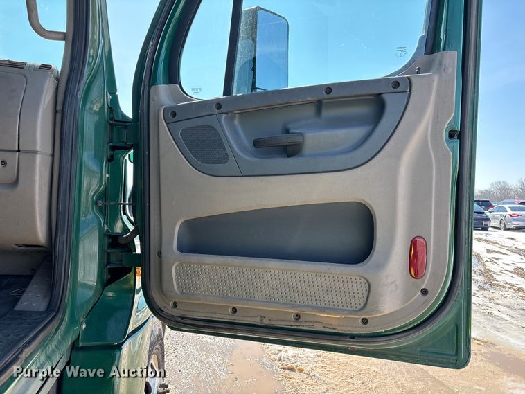 image for item YA2786 2017 Freightliner Cascadia 125 semi truck