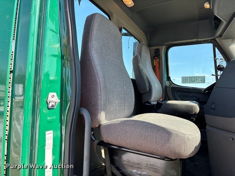 image for item YA2786 2017 Freightliner Cascadia 125 semi truck