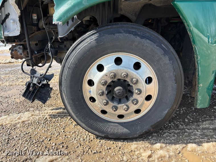 image for item YA2786 2017 Freightliner Cascadia 125 semi truck