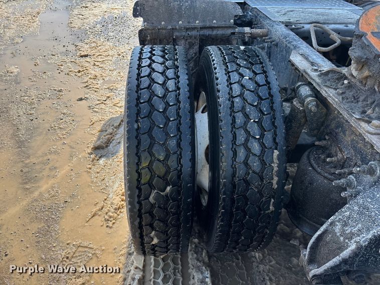 image for item YA2786 2017 Freightliner Cascadia 125 semi truck