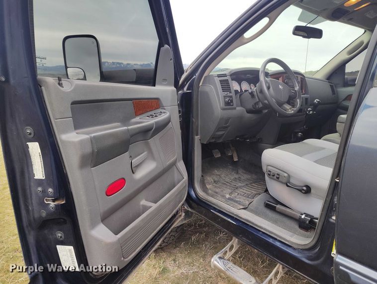 image for item DT0996 2006 Dodge Ram 3500 Crew Cab pickup truck