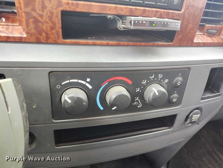 image for item DT0996 2006 Dodge Ram 3500 Crew Cab pickup truck