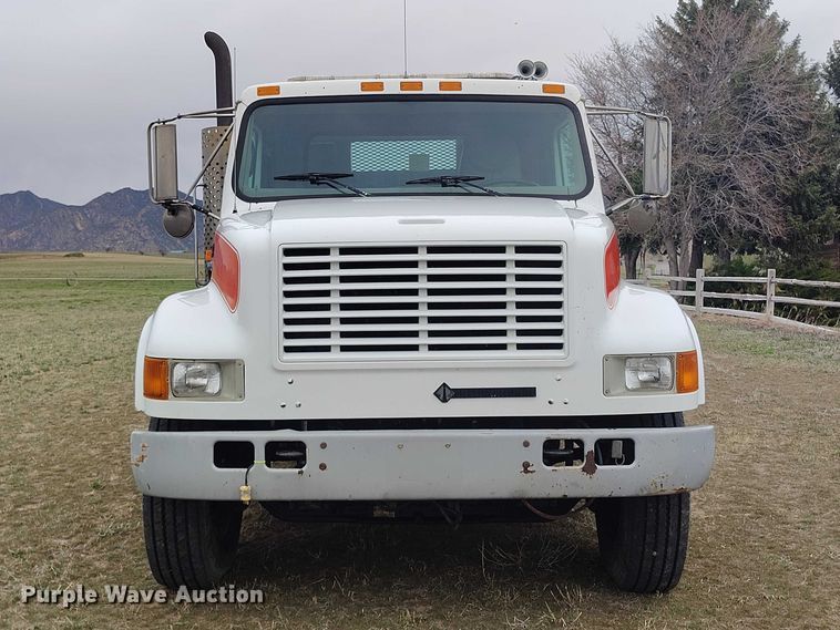 image for item DT0997 1999 International 4900 rollback truck