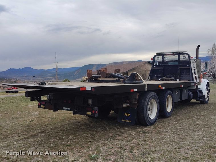 image for item DT0997 1999 International 4900 rollback truck