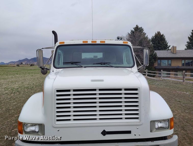 image for item DT0997 1999 International 4900 rollback truck