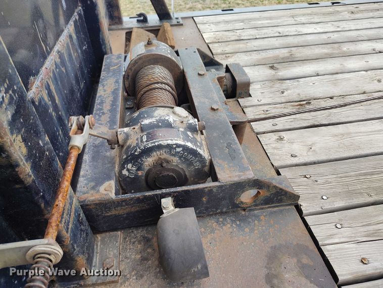 image for item DT0997 1999 International 4900 rollback truck