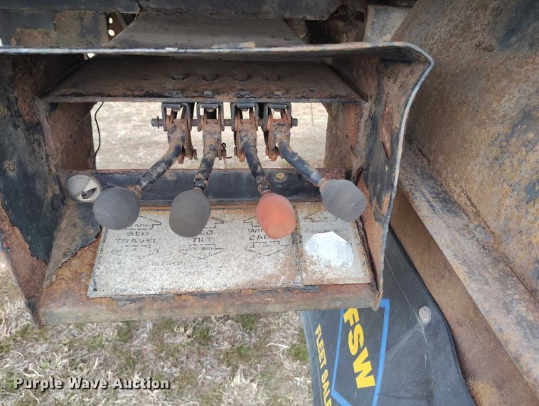 image for item DT0997 1999 International 4900 rollback truck