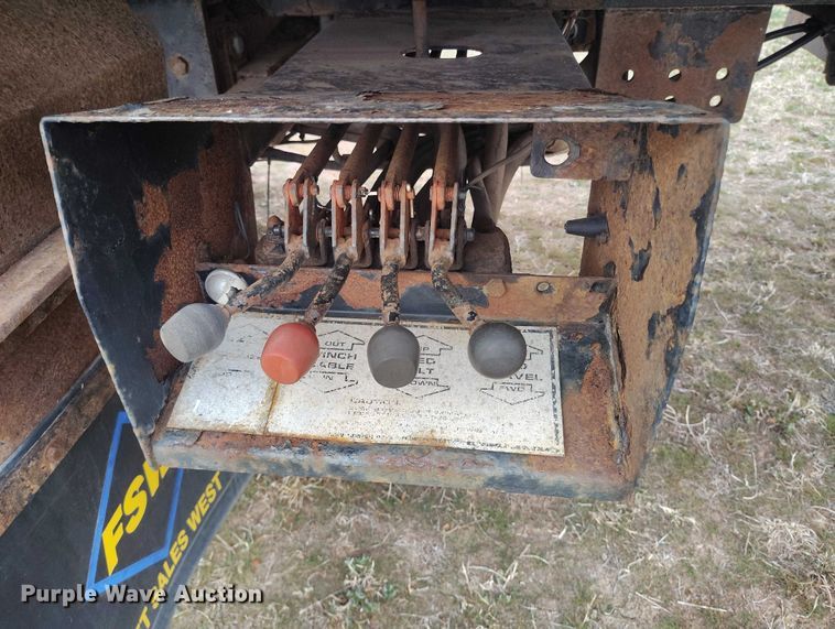 image for item DT0997 1999 International 4900 rollback truck